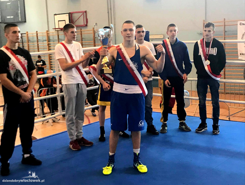 Medale dla bokserów Championa