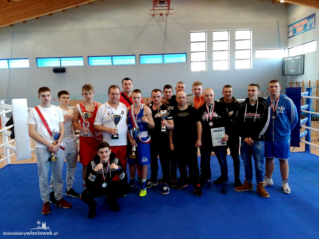 Medale dla bokserów Championa