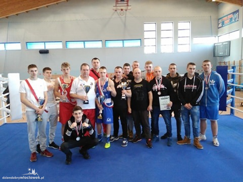 Medale dla bokserów Championa