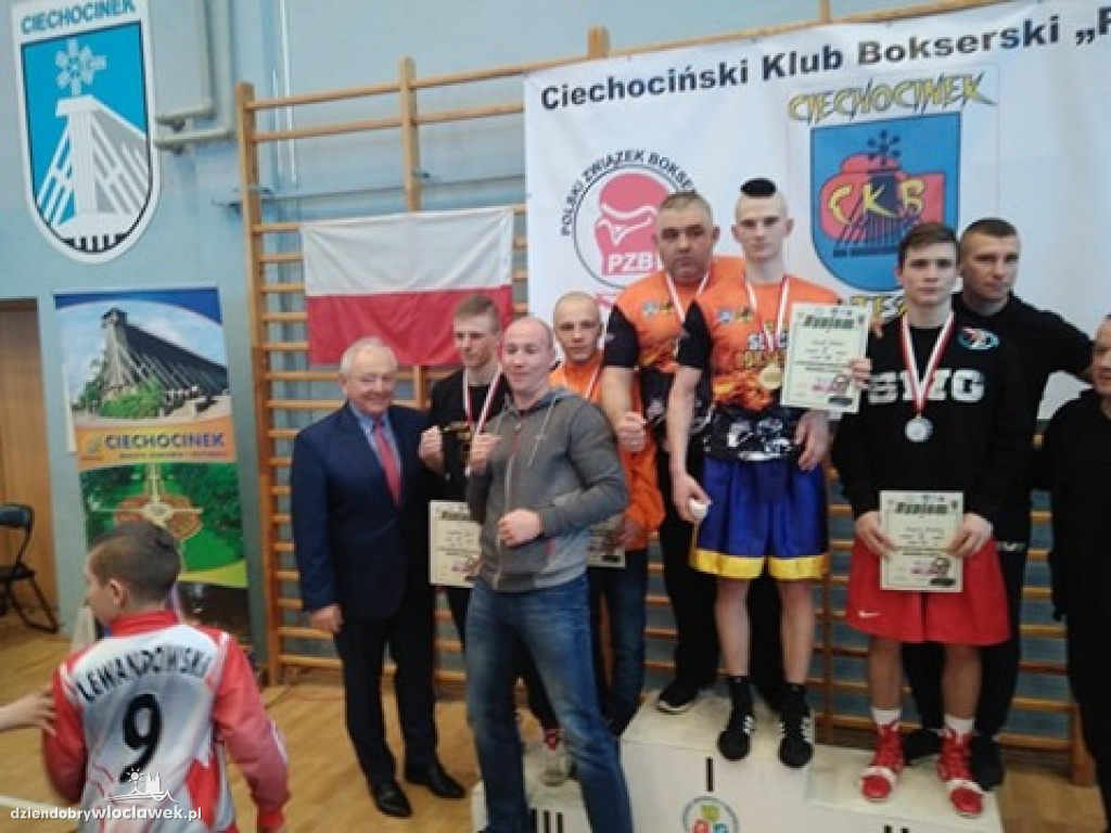 Medale dla bokserów Championa
