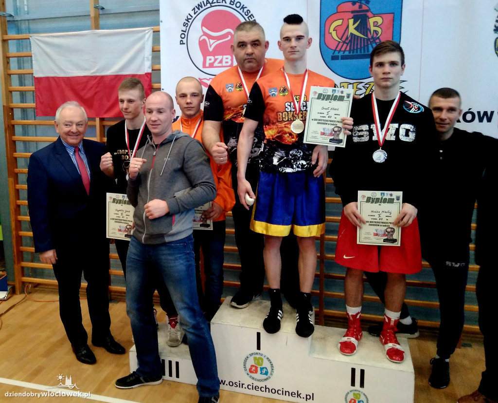 Medale dla bokserów Championa