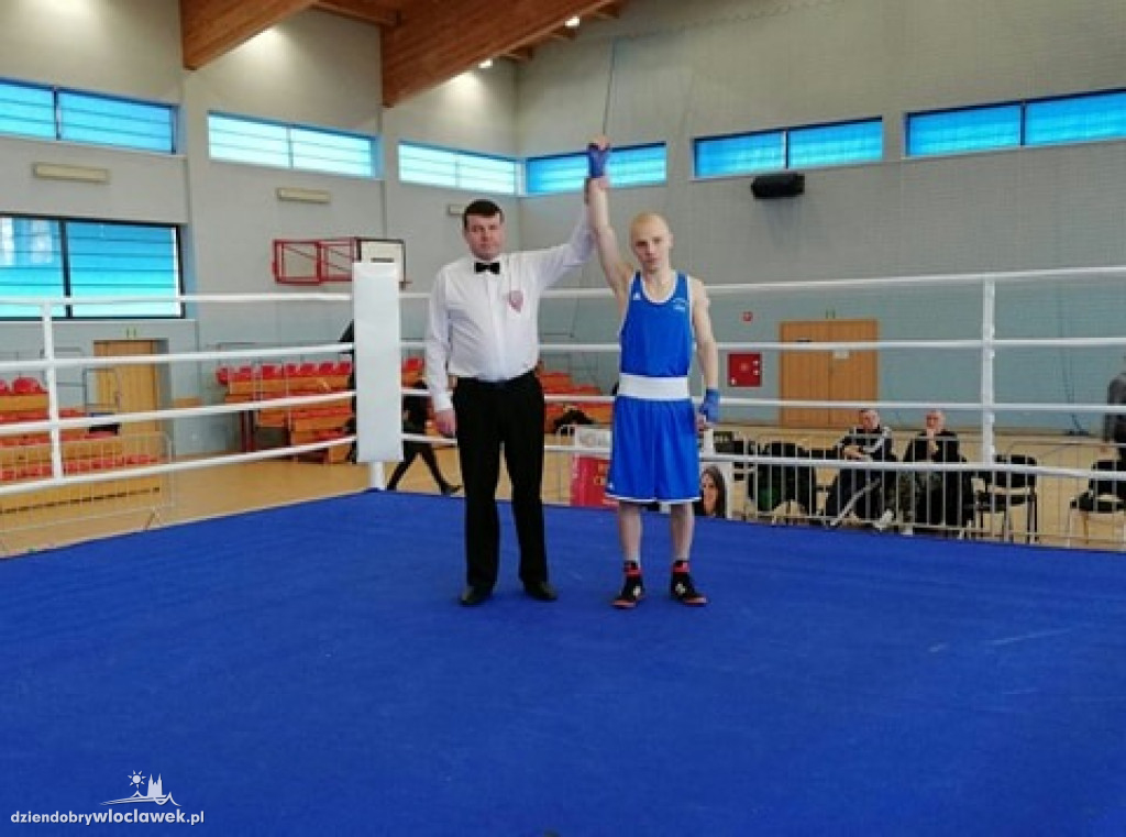 Medale dla bokserów Championa