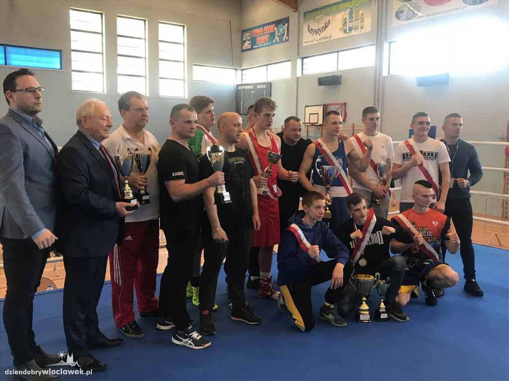 Medale dla bokserów Championa