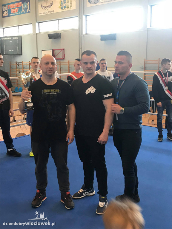 Medale dla bokserów Championa
