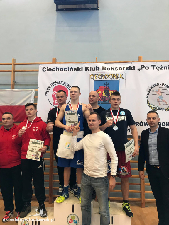 Medale dla bokserów Championa