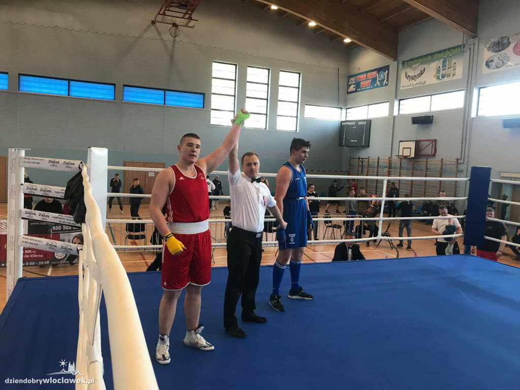 Medale dla bokserów Championa