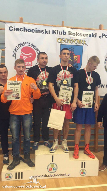 Medale dla bokserów Championa