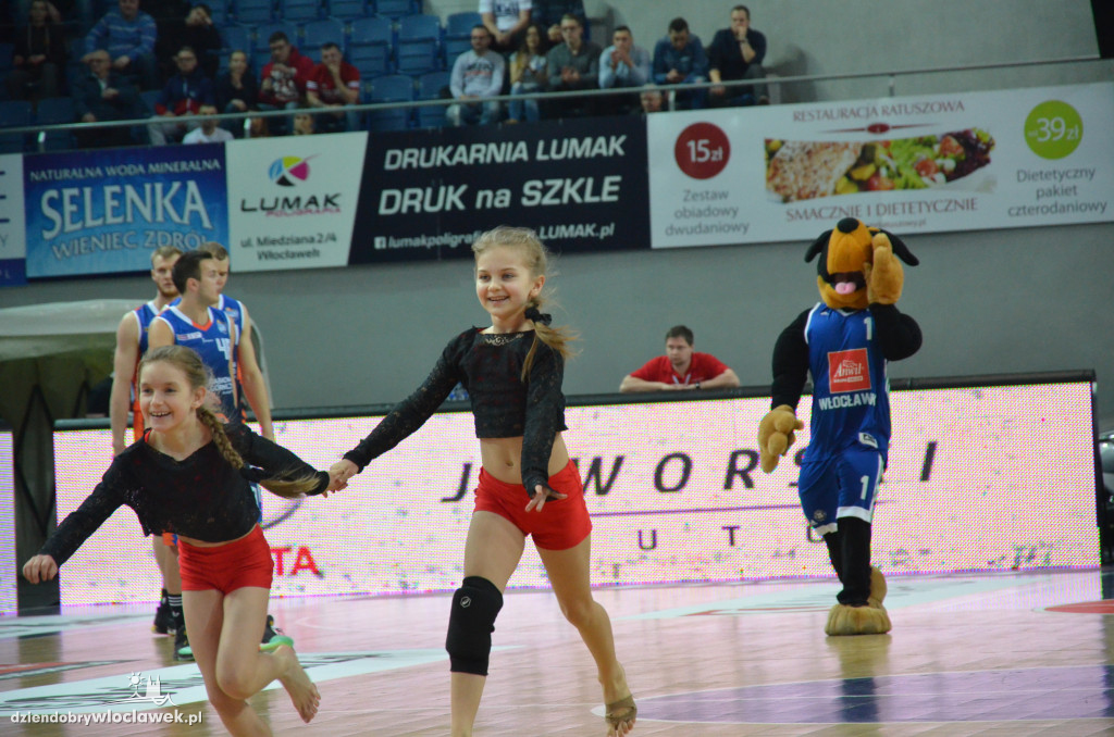 Anwil Dance Team na meczu z MKS-em