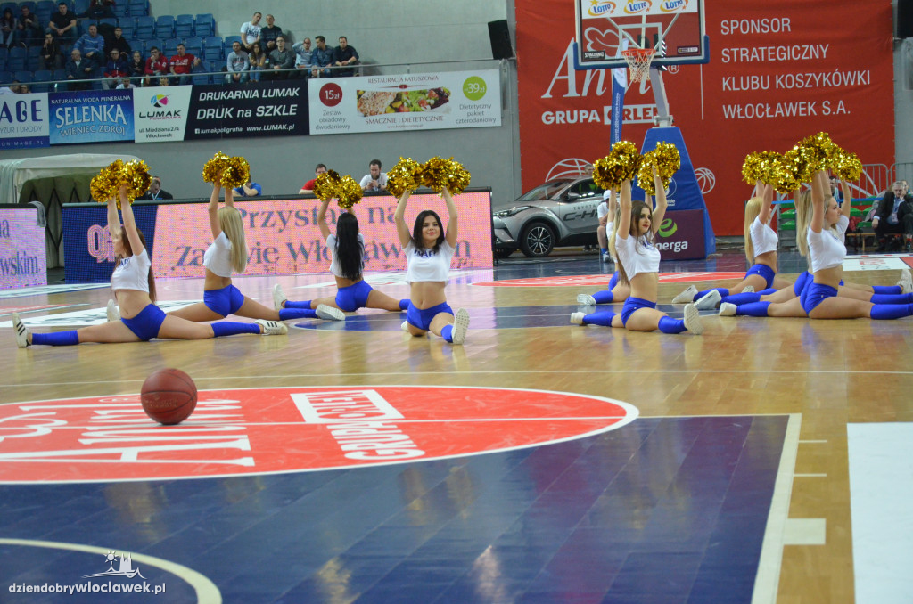 Anwil Dance Team na meczu z MKS-em