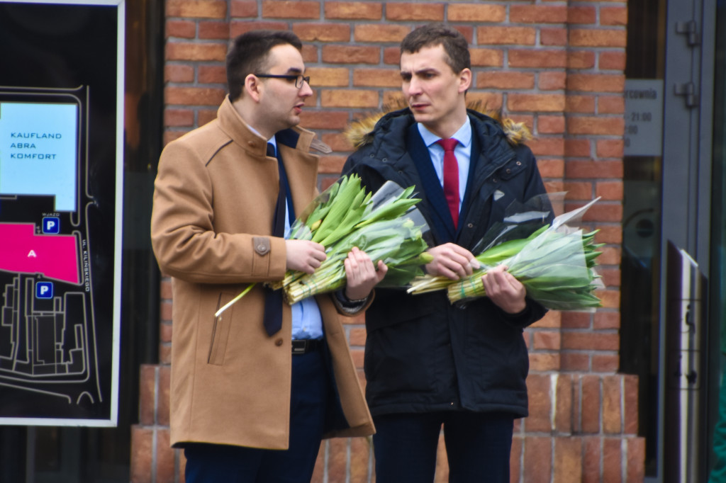 Kwiaty dla włocławianek od radnych SLD