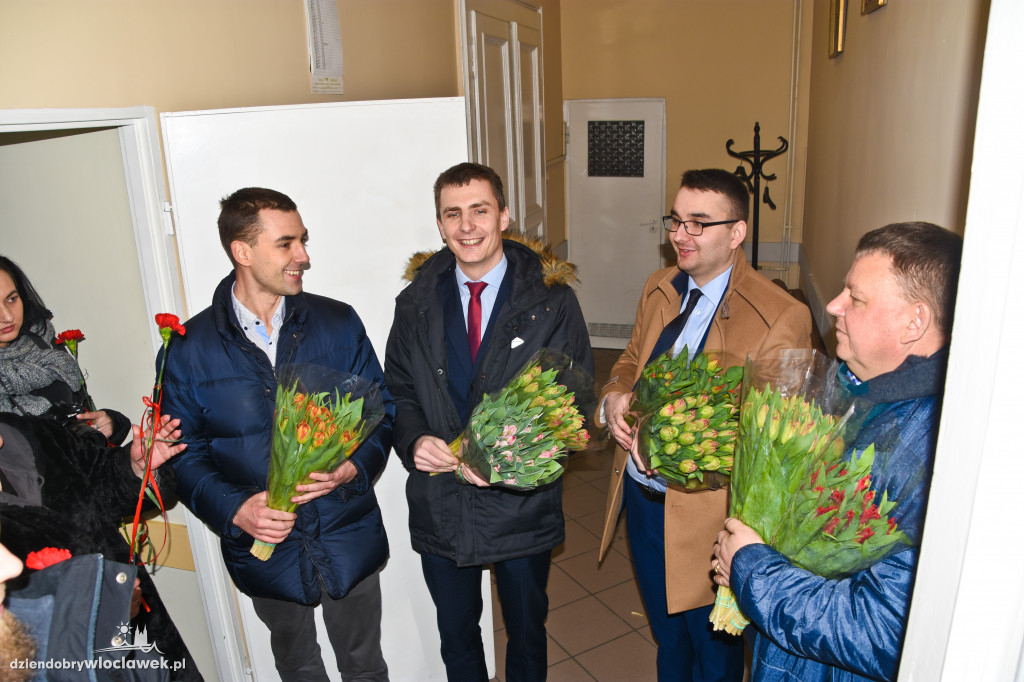 Kwiaty dla włocławianek od radnych SLD