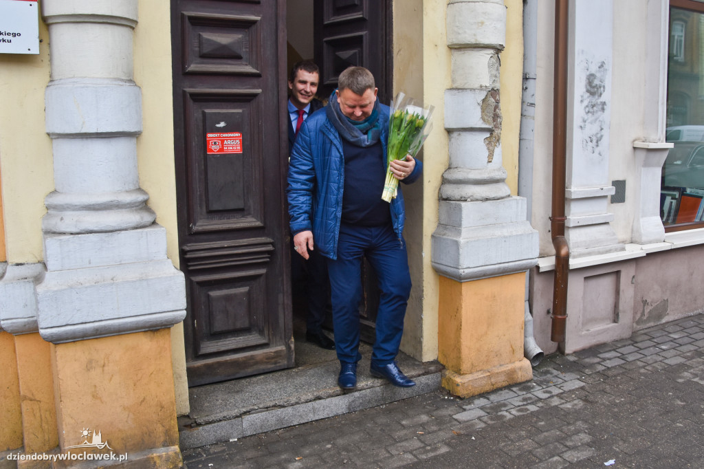 Kwiaty dla włocławianek od radnych SLD