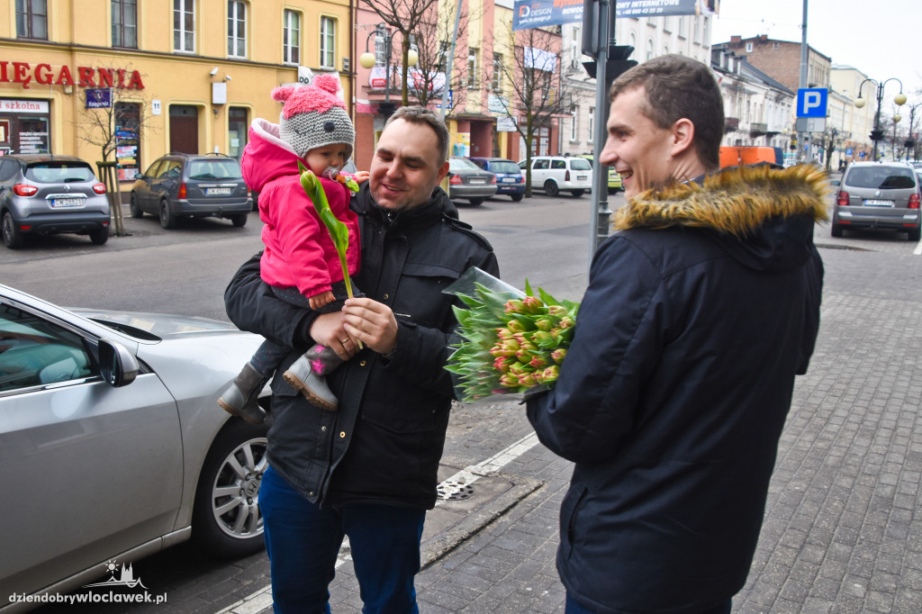 Kwiaty dla włocławianek od radnych SLD