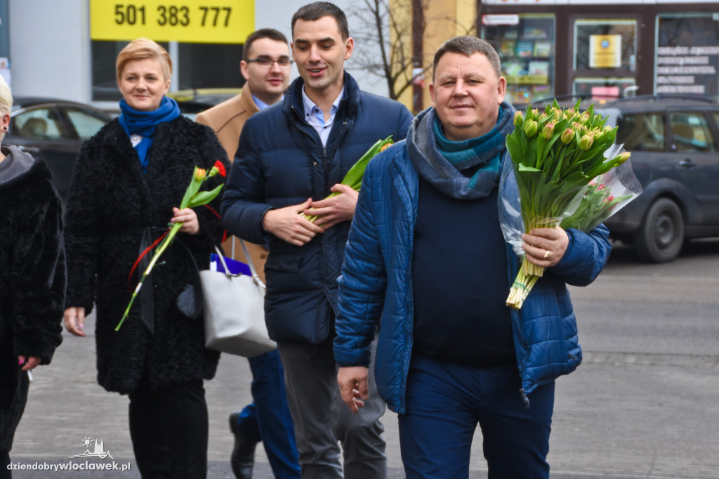 Kwiaty dla włocławianek od radnych SLD