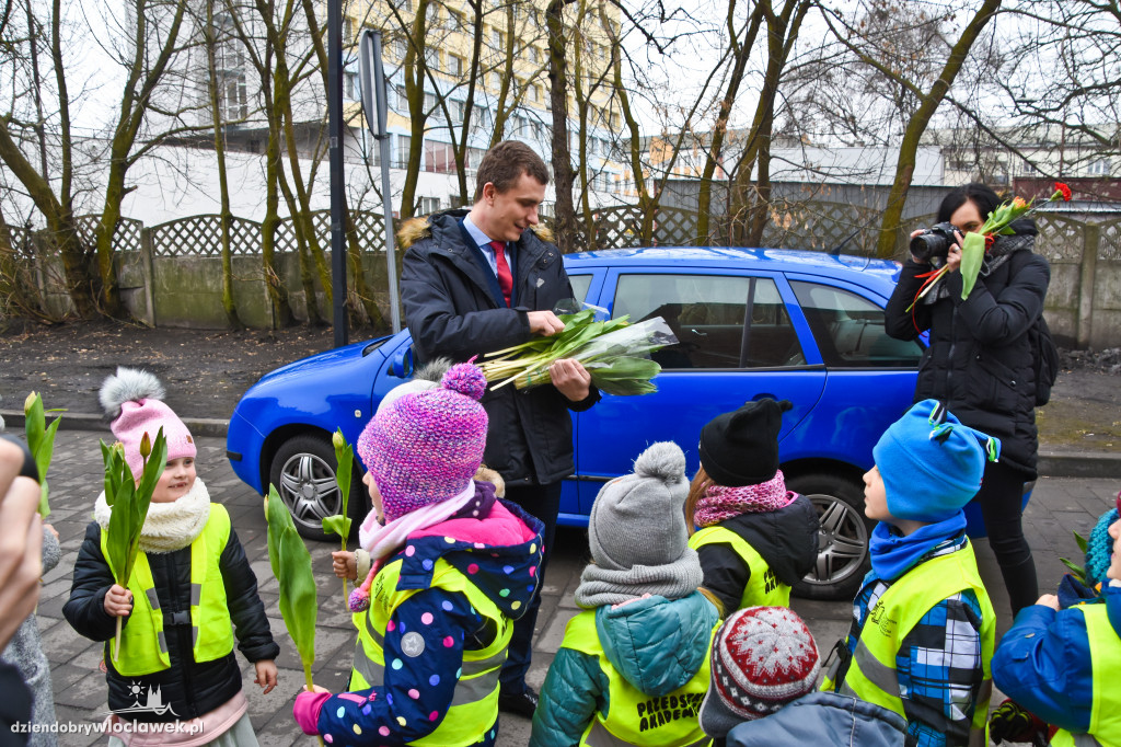 Kwiaty dla włocławianek od radnych SLD