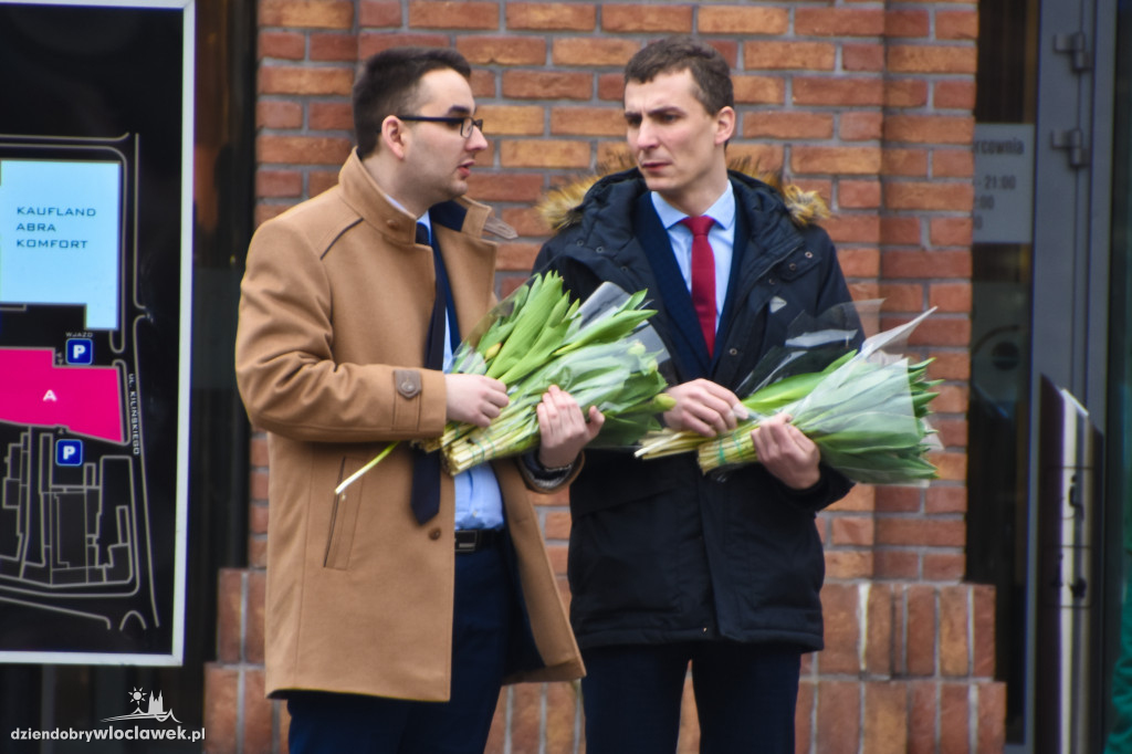 Kwiaty dla włocławianek od radnych SLD