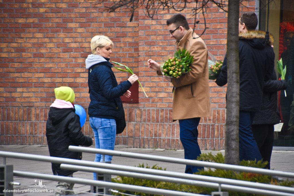 Kwiaty dla włocławianek od radnych SLD