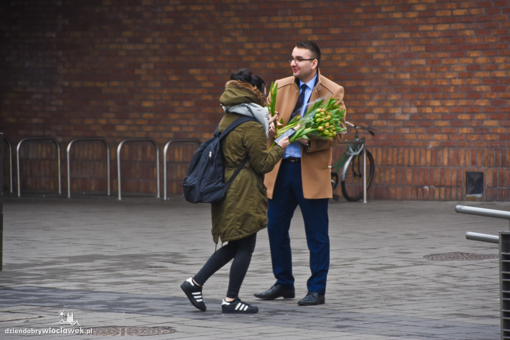 Kwiaty dla włocławianek od radnych SLD