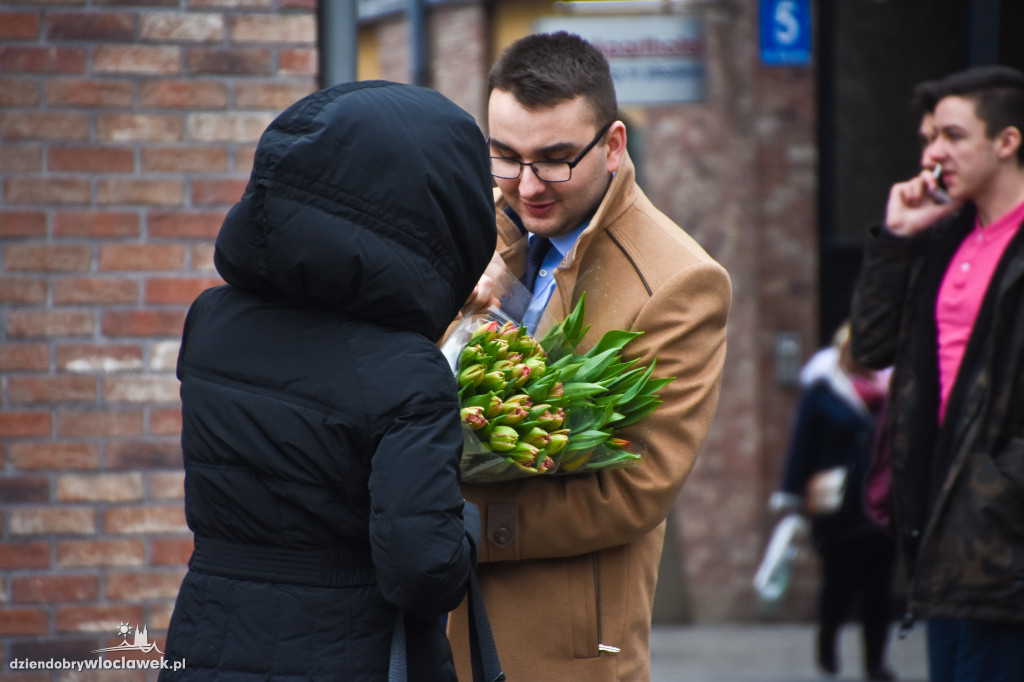 Kwiaty dla włocławianek od radnych SLD