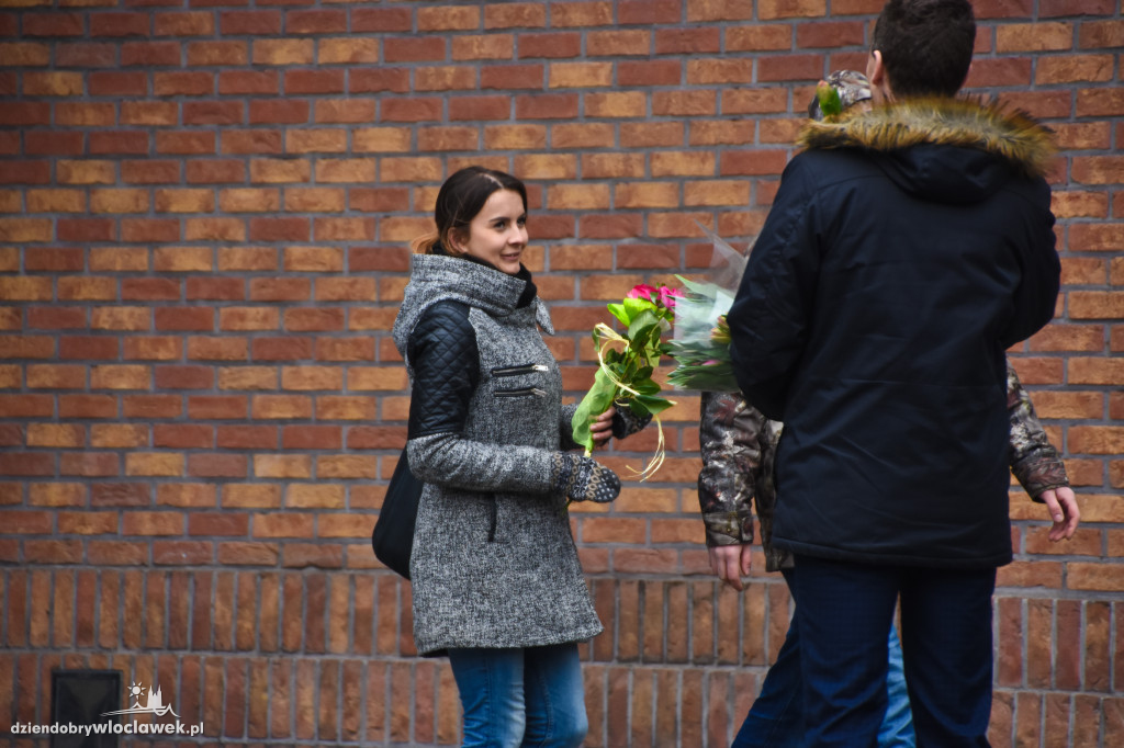 Kwiaty dla włocławianek od radnych SLD