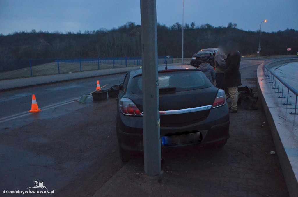 Wypadek na tamie. Kierowcy w szpitalu