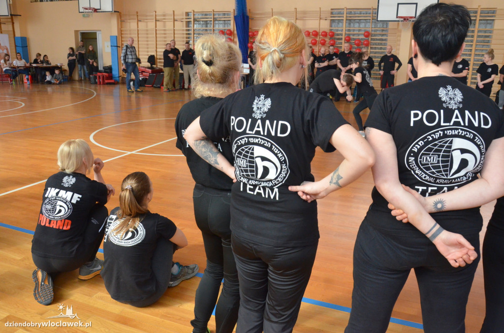 Kobiety uczą się samoobrony