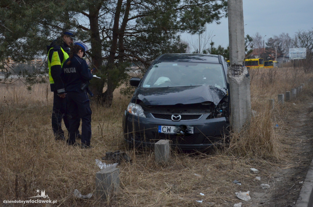 Mazda uderzyła w latarnię