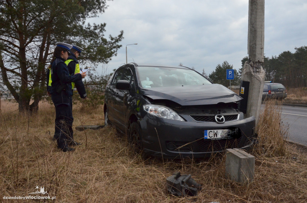 Mazda uderzyła w latarnię
