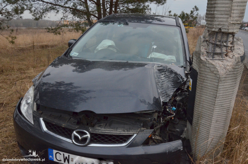 Mazda uderzyła w latarnię