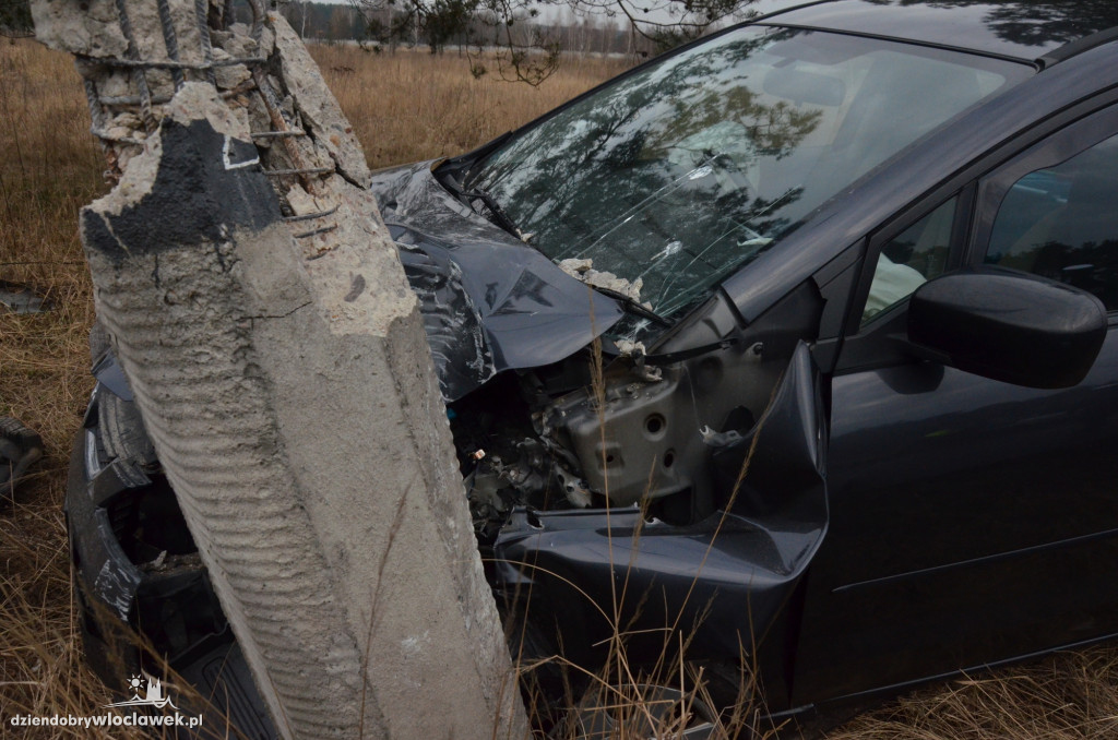 Mazda uderzyła w latarnię