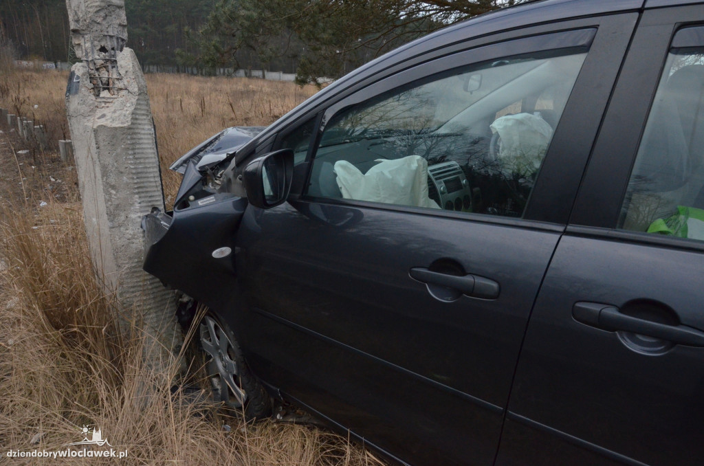 Mazda uderzyła w latarnię