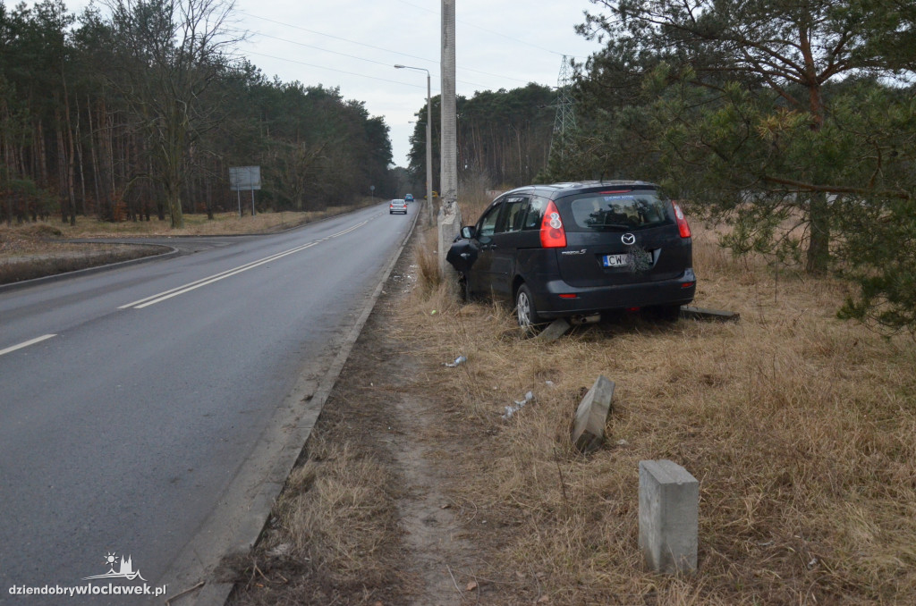 Mazda uderzyła w latarnię