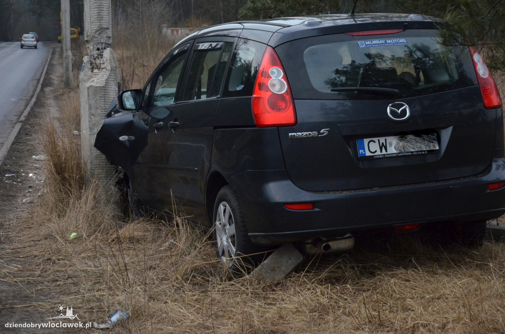 Mazda uderzyła w latarnię