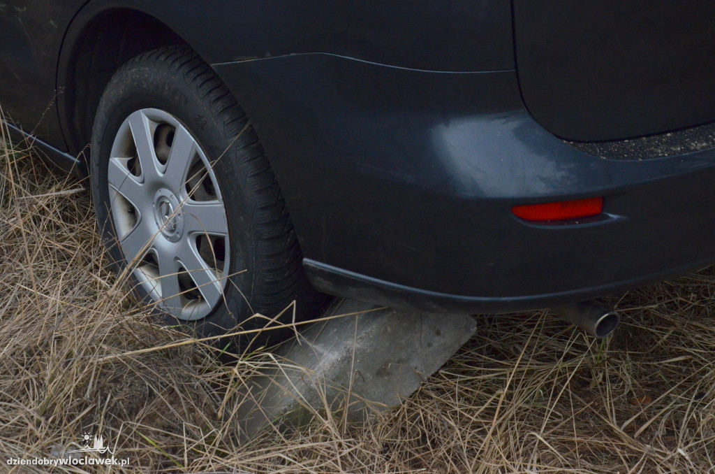 Mazda uderzyła w latarnię