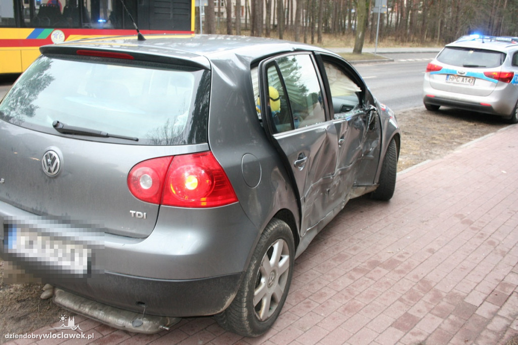 Kolizja autobusu MPK i VW Golf