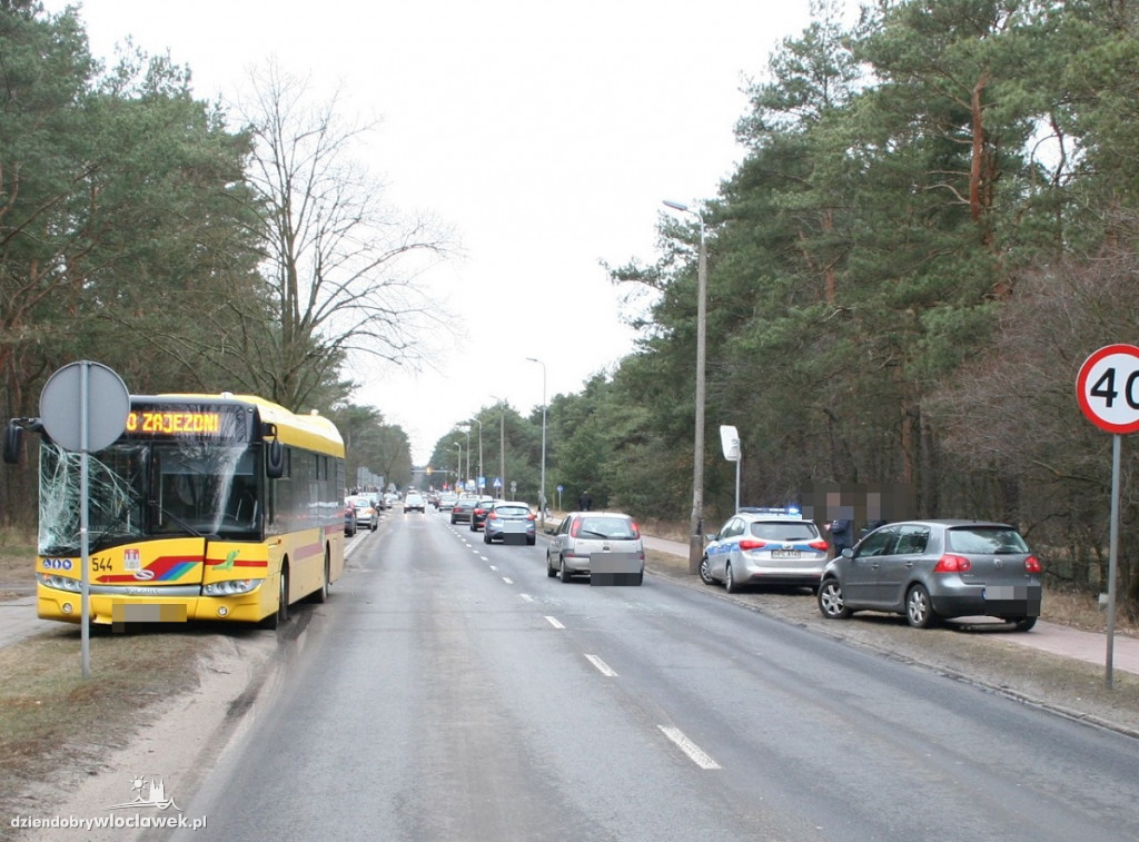 Kolizja autobusu MPK i VW Golf