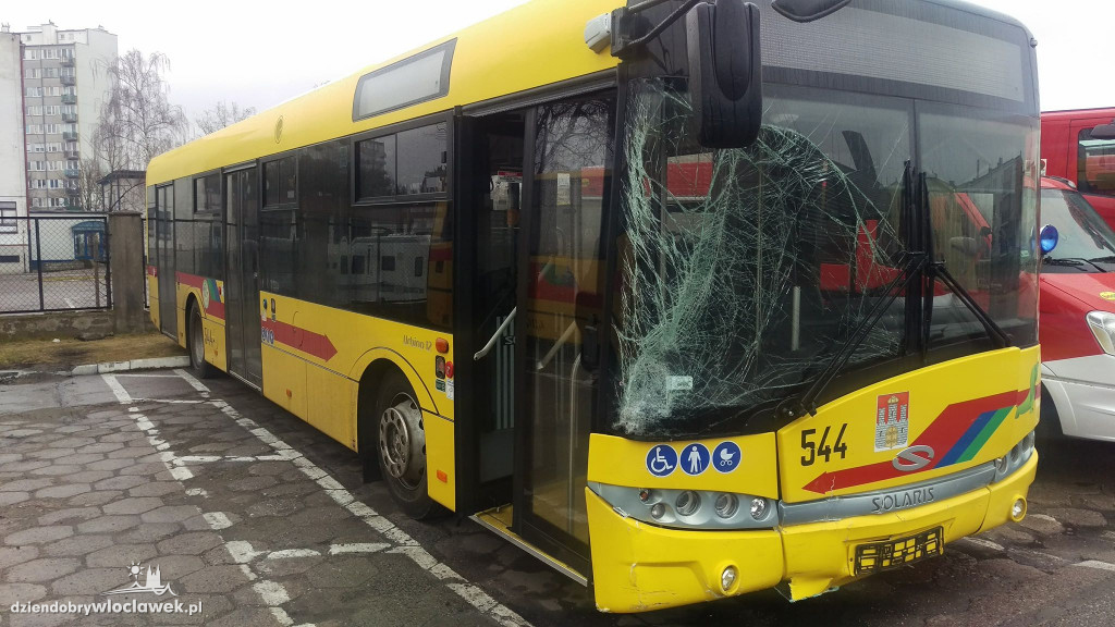 Kolizja autobusu MPK i VW Golf