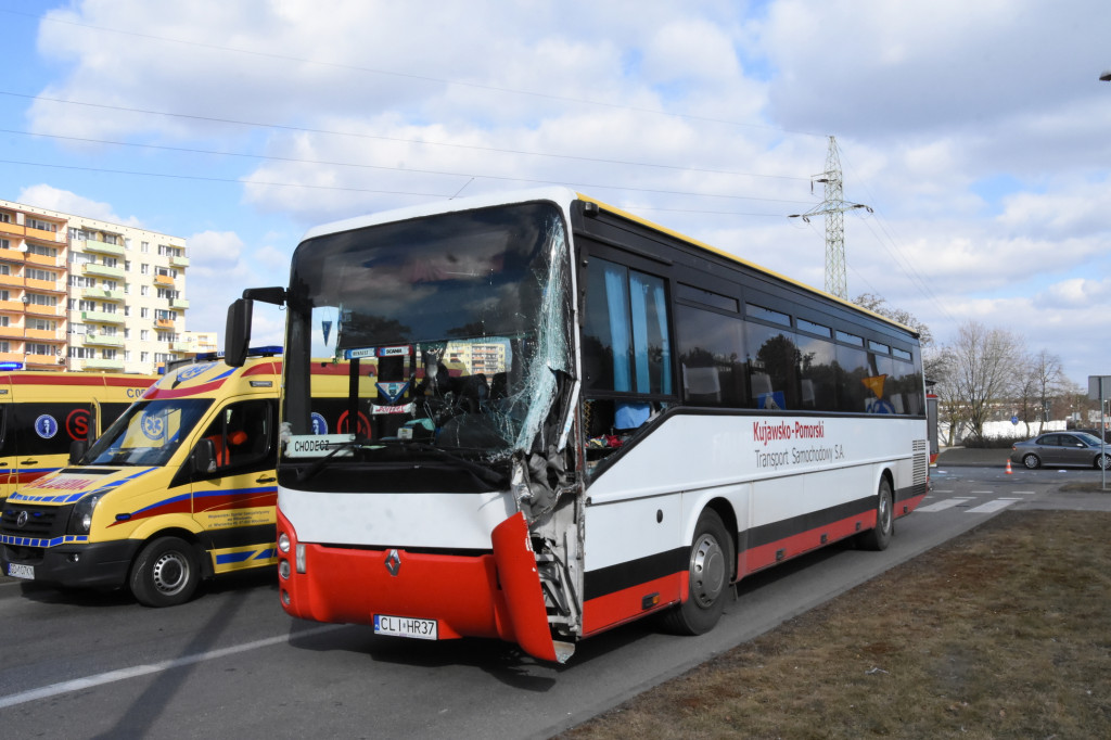 Autobus zderzył się z ciężarówką