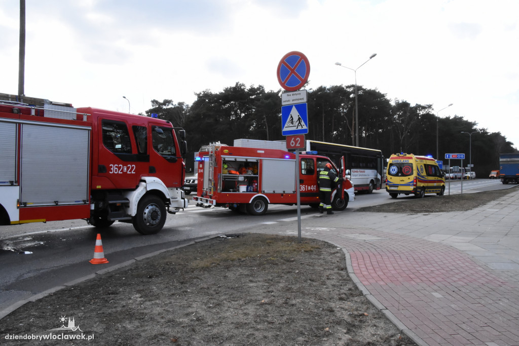 Autobus zderzył się z ciężarówką