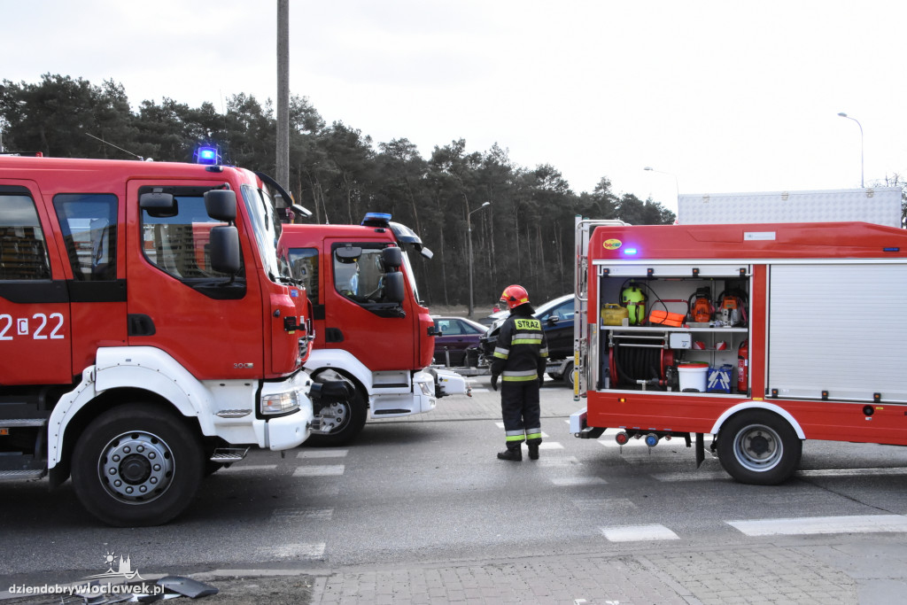 Autobus zderzył się z ciężarówką