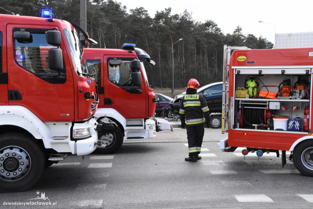 Autobus zderzył się z ciężarówką