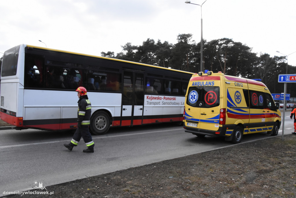 Autobus zderzył się z ciężarówką