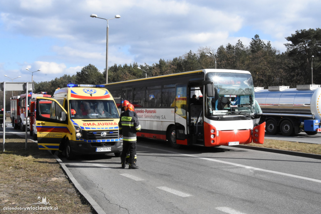 Autobus zderzył się z ciężarówką