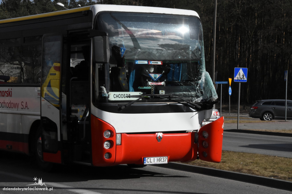 Autobus zderzył się z ciężarówką