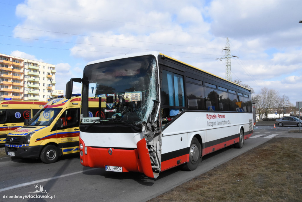 Autobus zderzył się z ciężarówką