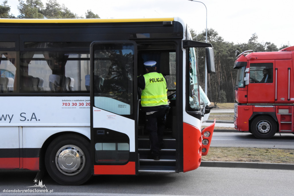 Autobus zderzył się z ciężarówką