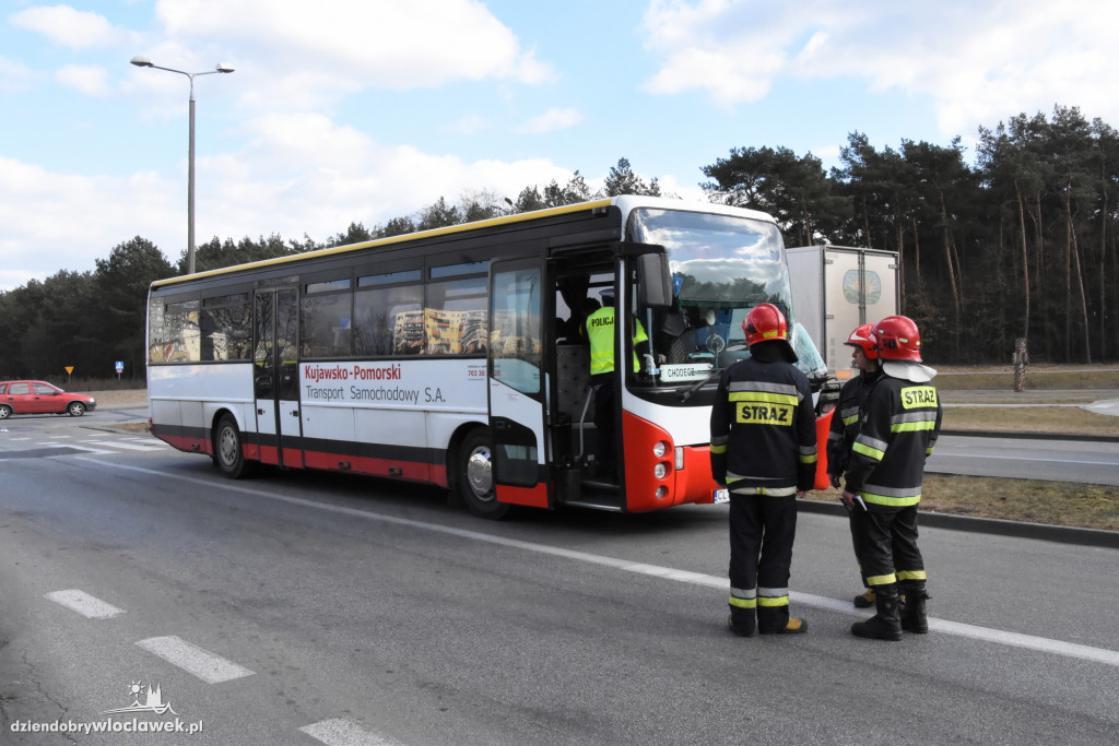 Autobus zderzył się z ciężarówką