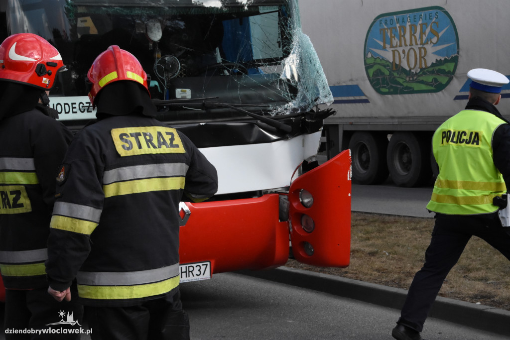 Autobus zderzył się z ciężarówką