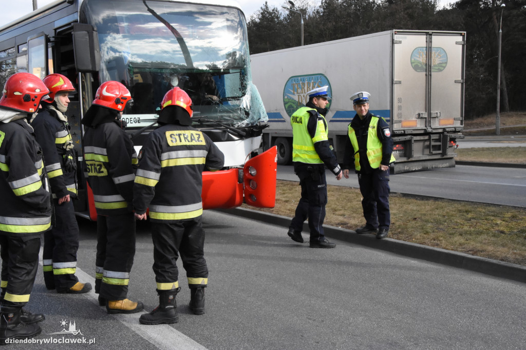 Autobus zderzył się z ciężarówką