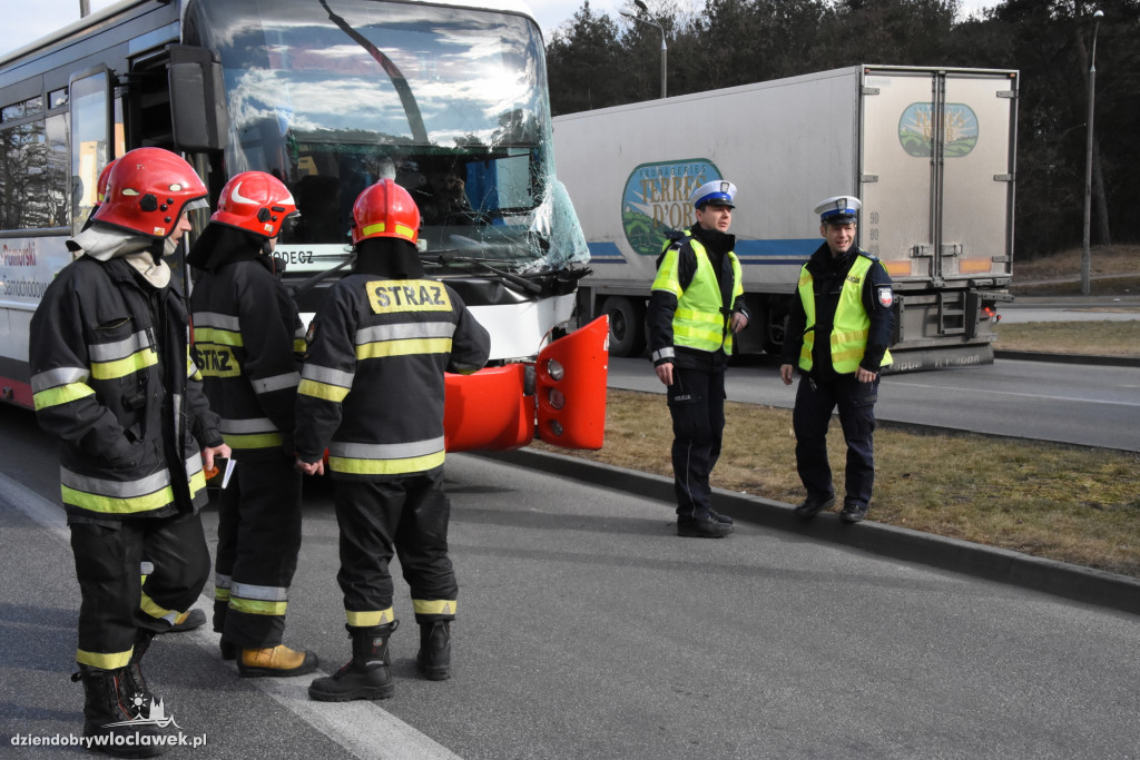 Autobus zderzył się z ciężarówką
